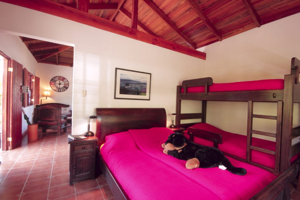 Orosi Lodge 6 Casita Colonial Schlafzimmer