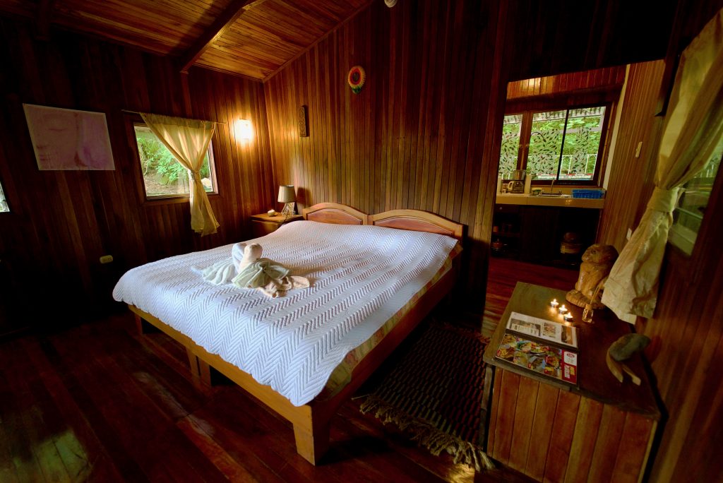 EL Mirador cabanas casa de madera woodhouse airbnb costa rica 1