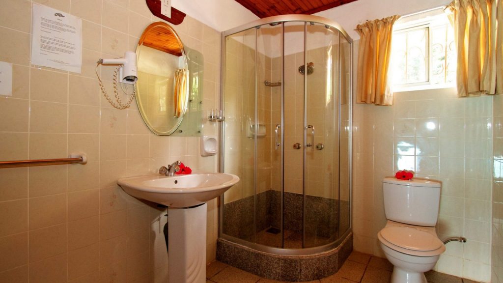 Chalets-Cote-Mer-standard-bathroom